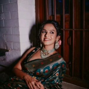 Shivani Baokar Instagram - Beautiful @shivanibaokar wearing a banarasi saree paired with a velvet hand-embroidered blouse designed by @aakriti_by_nandita, paired with a beautiful jwellery set designed by @sorayaajewels_ 
Makeup by @makeupbyberdesaurabh 
Photoshoot by @_harshit_0311 
Styled by our very gorgeous  @saileerajpurenagane .