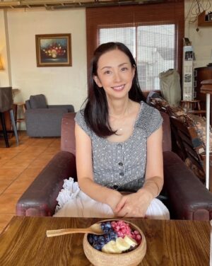 Shoko Tamura Instagram - 檜原村にある兜屋旅館の美人女将、岡部ゆみこさんとアサイーボウルを食べながら仕事の打ち合わせ&おしゃべり😊
楽しく有意義な時間を過ごしました✨

@kabutoya_ryokan 
@okabeyumiko 
@theateronetokyo