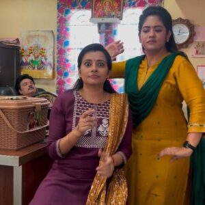 Shruthi Raj Instagram - Our way of vibing for the trend🥰🥰🥰from the sets of lakshmi with my sweetheart @sruthi_shanmuga_priya