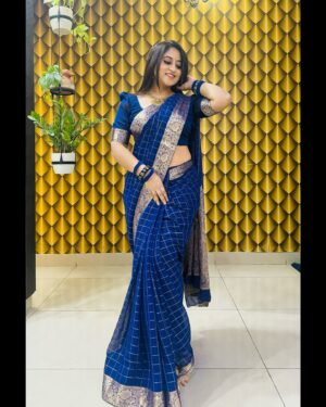 Shruthi Ramesh Instagram - 💙✨

Saree: @vastra_vaibhava_