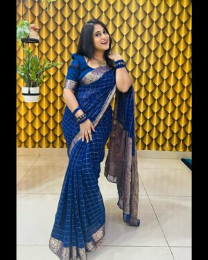 Shruthi Ramesh Instagram - 💙✨

Saree: @vastra_vaibhava_
