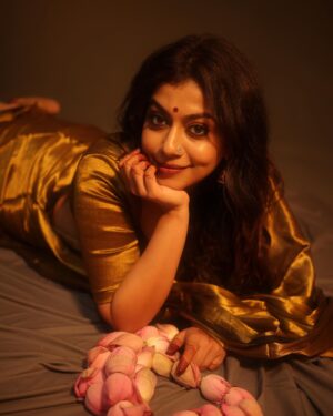 Shruti Ramachandran Instagram - ✨

Wearing : @hutsandlooms
Styling : @styledbyammu @keepitsstylish_by_ammu 
📸 : @premsampaul
HMUA : @muabygeethumanu
Mehandi Artist : @mehkdesigns
Jewellery : @keyaa_by_kartika
Cam asst : @dayonphotos
Studio : @plan.b.actions