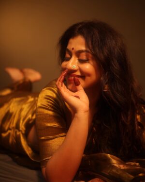 Shruti Ramachandran Instagram - ✨

Wearing : @hutsandlooms
Styling : @styledbyammu @keepitsstylish_by_ammu 
📸 : @premsampaul
HMUA : @muabygeethumanu
Mehandi Artist : @mehkdesigns
Jewellery : @keyaa_by_kartika
Cam asst : @dayonphotos
Studio : @plan.b.actions