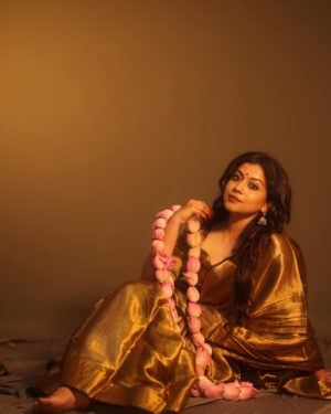 Shruti Ramachandran Instagram - What a beautiful shoot this was!
Thank you team 💛

Wearing : @hutsandlooms
Styling : @styledbyammu @keepitsstylish_by_ammu 
📸 : @premsampaul
HMUA : @muabygeethumanu
Mehandi Artist : @mehkdesigns
Jewellery : @keyaa_by_kartika
Cam asst : @dayonphotos
Studio : @plan.b.actions