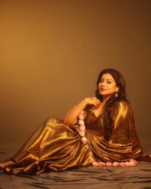 Shruti Ramachandran Instagram - What a beautiful shoot this was!
Thank you team 💛

Wearing : @hutsandlooms
Styling : @styledbyammu @keepitsstylish_by_ammu 
📸 : @premsampaul
HMUA : @muabygeethumanu
Mehandi Artist : @mehkdesigns
Jewellery : @keyaa_by_kartika
Cam asst : @dayonphotos
Studio : @plan.b.actions