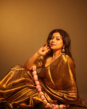 Shruti Ramachandran Instagram - What a beautiful shoot this was!
Thank you team 💛

Wearing : @hutsandlooms
Styling : @styledbyammu @keepitsstylish_by_ammu 
📸 : @premsampaul
HMUA : @muabygeethumanu
Mehandi Artist : @mehkdesigns
Jewellery : @keyaa_by_kartika
Cam asst : @dayonphotos
Studio : @plan.b.actions