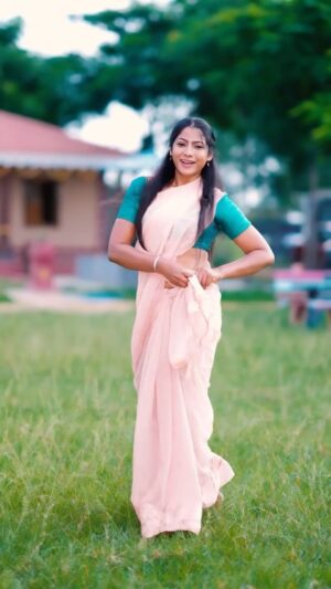 Shruti Reddy Instagram - #sareelove 🌸☘️🌸☘️🌸☘️

Photography: shekarsagar_dop
Editing: @chandu_chinna_n 
Muah: @ramanababu660 

#nature #saree #happiness #arrahman #bgm #tamilbgm #bollywood #telugusongs #reelsinstagram