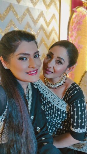 Shruti Ulfat Instagram - Doing the ‘Not so trending’ repetitive reel… tryin to have fun and be silly.  Thanks my Preeto for letting me accompany you in this sillinessssssss #kajal_yrkkh #vidya_yrkkh #preetipurichoudhary #shrutipanwar #funnyreels #bts #yrkkh