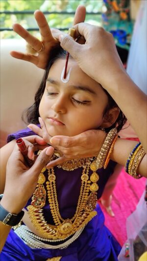 Shwetha Srivatsav Instagram - 🪈🦚🕉️ಶ್ರೀ ಕೃಷ್ಣನ ಅನುಗ್ರಹದಿಂದ ನಿಮ್ಮ ಜೀವನದಲ್ಲಿ ಸುಖ, ಶಾಂತಿ, ಮತ್ತು ಸಂತೃಪ್ತಿಯು ಸದಾ ಇರಲಿ. ಜನ್ಮಾಷ್ಟಮಿ ಹಬ್ಬದ ಹಾರ್ದಿಕ ಶುಭಾಶಯಗಳು! 🙏🏽

Hands down, one of the best photoshoots ever! The memories are priceless, and the editing—just wow. Huge shoutout to the entire team for absolutely nailing it!
Thank you for such awesome photoshoot , team !! #2021photoshoot 
PC: Most talented @manjunathmagaji24
Special thanks to @virupaksha_photography for awesome edit (two special photos ❤️) 
MUA & hair : @makeup_by_madhumitha 
Floral jewelry: @naidele_floral_arts
Outfit : @shimmer_designer_studio
Jewelry : @vyduryam_jewellery_for_rent 
Decor : @v3collections_