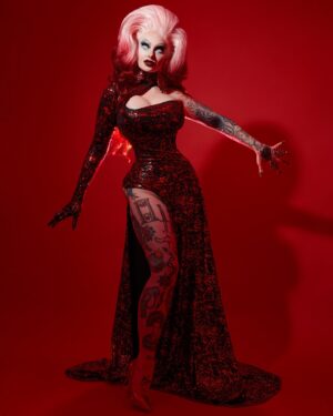 Sigourney Beaver Instagram - 🩸✨🩸it’s in my blood🩸✨🩸

✨photo by @ericrichardmagnussen 
✨hair by @americapwrs 
✨jewelry from @fiercejewels_official 
✨outfit by me👻