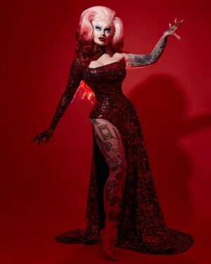 Sigourney Beaver Instagram - 🩸✨🩸it’s in my blood🩸✨🩸

✨photo by @ericrichardmagnussen 
✨hair by @americapwrs 
✨jewelry from @fiercejewels_official 
✨outfit by me👻