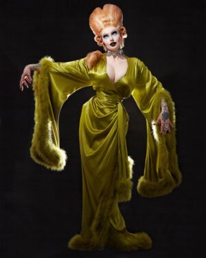 Sigourney Beaver Instagram - 🪦✨🪦return the slab or suffer my curse🪦✨🪦

✨photo by @ericrichardmagnussen 
✨hair by @americapwrs 
✨robe from @catherinedlish 
✨jewelry by @madeforaqueen