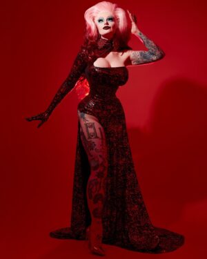 Sigourney Beaver Instagram - 🩸✨🩸it’s in my blood🩸✨🩸

✨photo by @ericrichardmagnussen 
✨hair by @americapwrs 
✨jewelry from @fiercejewels_official 
✨outfit by me👻