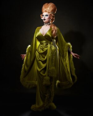 Sigourney Beaver Instagram - 🪦✨🪦return the slab or suffer my curse🪦✨🪦

✨photo by @ericrichardmagnussen 
✨hair by @americapwrs 
✨robe from @catherinedlish 
✨jewelry by @madeforaqueen