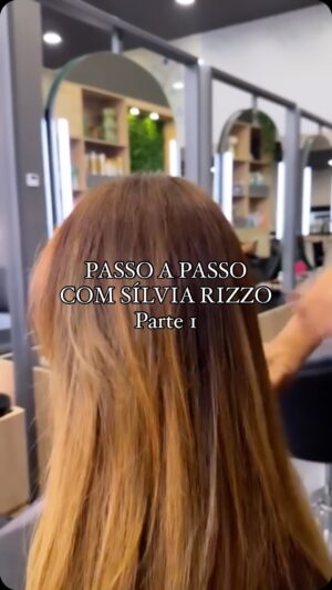Sílvia Rizzo Instagram - Sabemos o quanto adoram saber 𝐭𝐨𝐝𝐨𝐬 𝐨𝐬 𝐦𝐨𝐦𝐞𝐧𝐭𝐨𝐬 𝐝𝐞 𝐮𝐦𝐚 𝐞𝐱𝐩𝐞𝐫𝐢𝐞̂𝐧𝐜𝐢𝐚 𝐁𝐒:

Desde uma conversa de para onde queremos ir (não podem perder os stories);
Ao corte antes de avançarmos para as madeixas; 
Por vezes o corte fica tão perfeito e as últimas madeixas, mesmo com vários meses, ainda estão perfeitas que “𝐚𝐜𝐡𝐚𝐦𝐨𝐬 𝐪𝐮𝐞 𝐣𝐚́ 𝐩𝐨𝐝𝐞𝐦𝐨𝐬 𝐢𝐫 𝐞𝐦𝐛𝐨𝐫𝐚” 🤣 (estejam atentas ao vídeo);
A criação da cor desejada;
Tratar, tratar e tratar a saúde do fio;

Mas estes momentos fazem parte de parte da experiência…
Como será a outra parte? 
𝐃𝐞𝐢𝐱𝐞 𝐨 𝐬𝐞𝐮 “𝐲𝐞𝐬” 👇 para explicarmos e mostrarmos tudo 😘

#brunasantanahairartists 
𝐏𝐚𝐬𝐬𝐨 𝐚 𝐩𝐚𝐬𝐬𝐨 𝐜𝐨𝐦 @𝐬𝐢𝐥𝐯𝐢𝐚𝐫𝐢𝐳𝐳𝐨𝐨 

#withlove #wella #madeixasbs #hair #madeixasbs #hairtransformation #hairgoals #wellahair @wellapropt @wellahair @wellaproes