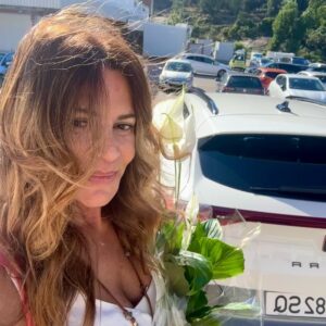 Sílvia Rizzo Instagram - Bom fim de semana! 🌟🤩
.
E mais uma experiência, desta vez com mais um modelo da Cupra
Bastante confortável e um prazer de conduzir! 👌🏼
.
#cupraportugal #cupra 
#cupraformentor 
#design #perfomance 
@cupra_portugal