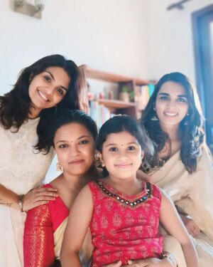 Sindhu Lokanath Instagram - Happy onam to all kuttys and chetas❤️
.
Thank you @versatile_pathfinder for organising the onam sadhya. It was delicious and we had an amazing time. You are the best host❤️