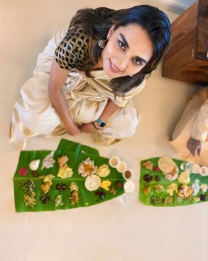 Sindhu Lokanath Instagram - Happy onam to all kuttys and chetas❤️
.
Thank you @versatile_pathfinder for organising the onam sadhya. It was delicious and we had an amazing time. You are the best host❤️