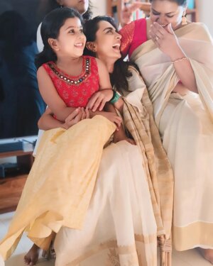 Sindhu Lokanath Instagram - Happy onam to all kuttys and chetas❤️
.
Thank you @versatile_pathfinder for organising the onam sadhya. It was delicious and we had an amazing time. You are the best host❤️