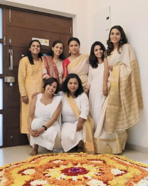 Sindhu Lokanath Instagram - Happy onam to all kuttys and chetas❤️
.
Thank you @versatile_pathfinder for organising the onam sadhya. It was delicious and we had an amazing time. You are the best host❤️
