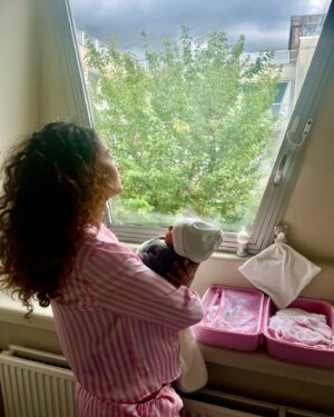 Sindy Michelle Claudia Auvity Instagram - 12/09/2024 - 02:41 🤍
Bienvenue Evy, nous avons le plaisir de t’accueillir dans notre famille, je suis tellement à bout de mots pour expliquer ce que je ressent.. notre voyage cette nuit a été si doux, papa et maman sont déjà si fiers. Merci de m’avoir choisi, merci pour ta douceur, merci pour cette évidence 🤍