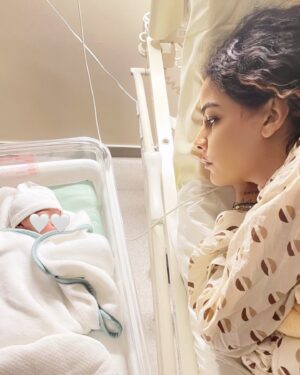 Sindy Michelle Claudia Auvity Instagram - 12/09/2024 - 02:41 🤍
Bienvenue Evy, nous avons le plaisir de t’accueillir dans notre famille, je suis tellement à bout de mots pour expliquer ce que je ressent.. notre voyage cette nuit a été si doux, papa et maman sont déjà si fiers. Merci de m’avoir choisi, merci pour ta douceur, merci pour cette évidence 🤍