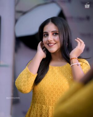 Sireesha Bhagavatula Instagram - @sireeshabhagavatula 🧡

📸 @goodboyclicks

🎨🖌️ @vidals_moxie_by_jyothi

#singer #supersinger #photoshoot #shootlife #indoor #indoorephotography #coversong #music #musiclover #lovemusically #indianidol #teluguindianidol