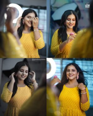 Sireesha Bhagavatula Instagram - @sireeshabhagavatula 🧡

📸 @goodboyclicks

🎨🖌️ @vidals_moxie_by_jyothi

#singer #supersinger #photoshoot #shootlife #indoor #indoorephotography #coversong #music #musiclover #lovemusically #indianidol #teluguindianidol