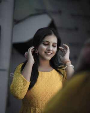 Sireesha Bhagavatula Instagram - @sireeshabhagavatula 🧡

📸 @goodboyclicks

🎨🖌️ @vidals_moxie_by_jyothi

#singer #supersinger #photoshoot #shootlife #indoor #indoorephotography #coversong #music #musiclover #lovemusically #indianidol #teluguindianidol