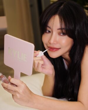 Sita Chutipaworakarn Instagram - Must Have!! สวยจัดเต็มแบบตัวแม่สวมมงกับ 2 Items ใหม่ล่าสุดจาก Kylie Cosmetics ที่ สาวๆ ห้ามพลาด! 

💄 Supple Kiss Lip Glaze 
ลิปกลอสเนื้อบางเบาที่ให้ความฉ่ำวาวแบบสุดปัง เพิ่มมิติให้ริมฝีปากอิ่มฟู คงความชุ่มชื้นและเงางามนาน 12 ชั่วโมง ด้วยเทคโนโลยี Bouncy Wrap มาด้วยกันทั้งหมด 6 เฉดสี สีโปรดของเราต้องยกให้ All Yours, Rose Bloom, และ Lover Girl น้องสวยละมุนมากกก ต้องมีๆๆ!

💖 Setting Spray สเปรย์เซ็ตผิวเนื้อแมตต์คุมมันตัวท็อปที่ขาดไม่ได้! น้องช่วยเติมความชุ่มชื้น ล็อกเมคอัพให้ติดทนทั้งวันและลดความมันส่วนเกิน สเปรย์ละอองละเอียดสุดๆ ใช้แล้วผิวสวยเมคอัพสดชื่นตลอดวัน เลิฟมากกก

📢 ใครไม่อยากตกเทรนด์ไปช้อปกันได้ที่ @EVEANDBOY ออนไลน์ หรือร้าน EVEANDBOY สาขา Siam Square One, Mega Bangna, The Mall Bangkapi, Zpell, Terminal 21 Pattaya, Fashion Island, The Mall Bangkae และ Centerpoint Siam Square ค่ะ

#KylieCosmetics #KylieCosmeticsTH #SuppleKissLipGlaze #EVEANDBOY