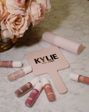 Sita Chutipaworakarn Instagram - Must Have!! สวยจัดเต็มแบบตัวแม่สวมมงกับ 2 Items ใหม่ล่าสุดจาก Kylie Cosmetics ที่ สาวๆ ห้ามพลาด! 

💄 Supple Kiss Lip Glaze 
ลิปกลอสเนื้อบางเบาที่ให้ความฉ่ำวาวแบบสุดปัง เพิ่มมิติให้ริมฝีปากอิ่มฟู คงความชุ่มชื้นและเงางามนาน 12 ชั่วโมง ด้วยเทคโนโลยี Bouncy Wrap มาด้วยกันทั้งหมด 6 เฉดสี สีโปรดของเราต้องยกให้ All Yours, Rose Bloom, และ Lover Girl น้องสวยละมุนมากกก ต้องมีๆๆ!

💖 Setting Spray สเปรย์เซ็ตผิวเนื้อแมตต์คุมมันตัวท็อปที่ขาดไม่ได้! น้องช่วยเติมความชุ่มชื้น ล็อกเมคอัพให้ติดทนทั้งวันและลดความมันส่วนเกิน สเปรย์ละอองละเอียดสุดๆ ใช้แล้วผิวสวยเมคอัพสดชื่นตลอดวัน เลิฟมากกก

📢 ใครไม่อยากตกเทรนด์ไปช้อปกันได้ที่ @EVEANDBOY ออนไลน์ หรือร้าน EVEANDBOY สาขา Siam Square One, Mega Bangna, The Mall Bangkapi, Zpell, Terminal 21 Pattaya, Fashion Island, The Mall Bangkae และ Centerpoint Siam Square ค่ะ

#KylieCosmetics #KylieCosmeticsTH #SuppleKissLipGlaze #EVEANDBOY