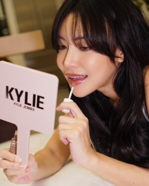 Sita Chutipaworakarn Instagram - Must Have!! สวยจัดเต็มแบบตัวแม่สวมมงกับ 2 Items ใหม่ล่าสุดจาก Kylie Cosmetics ที่ สาวๆ ห้ามพลาด! 

💄 Supple Kiss Lip Glaze 
ลิปกลอสเนื้อบางเบาที่ให้ความฉ่ำวาวแบบสุดปัง เพิ่มมิติให้ริมฝีปากอิ่มฟู คงความชุ่มชื้นและเงางามนาน 12 ชั่วโมง ด้วยเทคโนโลยี Bouncy Wrap มาด้วยกันทั้งหมด 6 เฉดสี สีโปรดของเราต้องยกให้ All Yours, Rose Bloom, และ Lover Girl น้องสวยละมุนมากกก ต้องมีๆๆ!

💖 Setting Spray สเปรย์เซ็ตผิวเนื้อแมตต์คุมมันตัวท็อปที่ขาดไม่ได้! น้องช่วยเติมความชุ่มชื้น ล็อกเมคอัพให้ติดทนทั้งวันและลดความมันส่วนเกิน สเปรย์ละอองละเอียดสุดๆ ใช้แล้วผิวสวยเมคอัพสดชื่นตลอดวัน เลิฟมากกก

📢 ใครไม่อยากตกเทรนด์ไปช้อปกันได้ที่ @EVEANDBOY ออนไลน์ หรือร้าน EVEANDBOY สาขา Siam Square One, Mega Bangna, The Mall Bangkapi, Zpell, Terminal 21 Pattaya, Fashion Island, The Mall Bangkae และ Centerpoint Siam Square ค่ะ

#KylieCosmetics #KylieCosmeticsTH #SuppleKissLipGlaze #EVEANDBOY