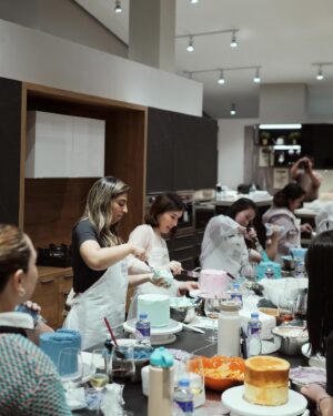 Sofia Andres Instagram - What Friday looks like? Vintage cake decorating with fam! 🎂