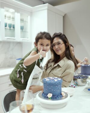 Sofia Andres Instagram - What Friday looks like? Vintage cake decorating with fam! 🎂