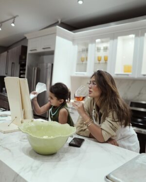 Sofia Andres Instagram - What Friday looks like? Vintage cake decorating with fam! 🎂