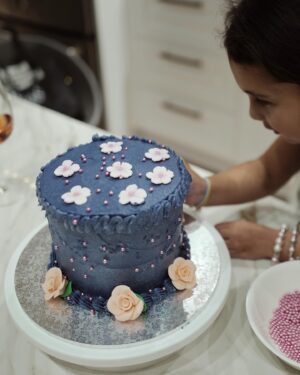 Sofia Andres Instagram - What Friday looks like? Vintage cake decorating with fam! 🎂