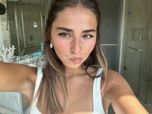 Sofia Barbosa Instagram - novo vídeo no YouTube com esta makeup ✨ good to be backkkk
o canal faz 12 anos hoje e achei romântico 🩷
