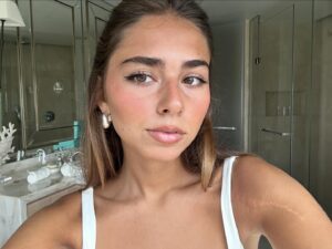Sofia Barbosa Instagram - novo vídeo no YouTube com esta makeup ✨ good to be backkkk
o canal faz 12 anos hoje e achei romântico 🩷