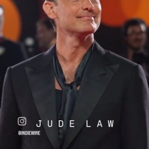Sofia Cerveira Instagram - O Festival de Cinema de Veneza recebeu a estreia do novíssimo trabalho de Jude Law "The Order" realizado por Justin Kurzel. O filme deverá ser lançado nos EUA em Dezembro, e chegará a Portugal através da Prime Video.

Quem já tinha saudades de Jude Law?

#cinema #venicefilmfestival #venice #