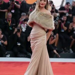 Sofia Cerveira Instagram - Há pouco, @angelinajolie surgiu na passadeira vermelha do Festival de Veneza, a propósito do seu novo filme "Maria" onde dá vida à famosa Maria Callas.

Gostam do vestido @tamararalph que escolheu?

#fashion #fashionlover #venezafilmfestival #angelinajolie