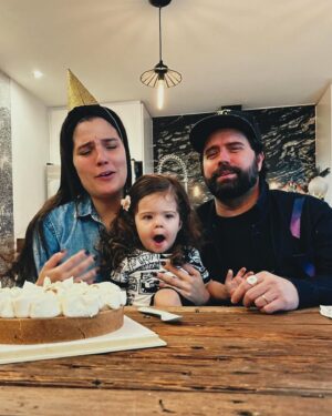 Sofía Garza Instagram - Crónicas de un 🎂

1. Olivia con cara de 💩 
2. El olor se puso intenso 🤢
3. Like Mother
4. Like Daughter
5. El ❤️ de mi vida
6. Selfie porque sí
7. Daher y yo cumplimos el mismo día
8. Carlos me organizó cena sorpresa 😮 
9. Gracias a todos por hacerme tan feliz