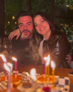 Sofía Garza Instagram - Crónicas de un 🎂

1. Olivia con cara de 💩 
2. El olor se puso intenso 🤢
3. Like Mother
4. Like Daughter
5. El ❤️ de mi vida
6. Selfie porque sí
7. Daher y yo cumplimos el mismo día
8. Carlos me organizó cena sorpresa 😮 
9. Gracias a todos por hacerme tan feliz