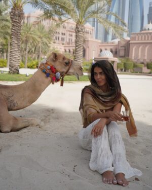 Sofía Suescun Instagram - Segundo día en Abu Dhabi visitando uno de sus lugares más emblemáticos 🕌 @szgmc_ae y disfrutando de cada uno de sus rinconcitos bien rodeada siempre 🐫👫💖 
@visitabudhabi #InAbuDhabi PUBLI
