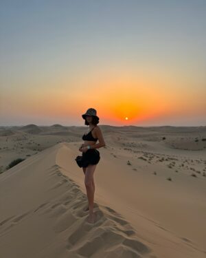Sofía Suescun Instagram - Increíble experiencia en el desierto @desertrosetourism 
He visto muchos atardeceres pero este en concreto me lo llevo por siempre en la retina de mis ojos🏜️🐪
Gracias @visitabudhabi por enseñarnos Abu Dhabi, nos vemos pronto 🇦🇪 #InAbuDhabi PUBLI