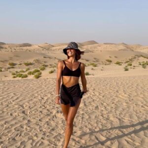 Sofía Suescun Instagram - Increíble experiencia en el desierto @desertrosetourism 
He visto muchos atardeceres pero este en concreto me lo llevo por siempre en la retina de mis ojos🏜️🐪
Gracias @visitabudhabi por enseñarnos Abu Dhabi, nos vemos pronto 🇦🇪 #InAbuDhabi PUBLI