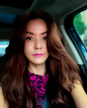 Sohn Mi-na Instagram - 근 5년만에 빨강머리 탈출, 원래 머리색으로 컴백

새로운 프로젝트들이 출발선에서 카운트다운을 하는 시점이기에 변화를 주고 싶다고 생각했는데 … 
어쩌면 폭염 가고 시원한 계절이 오길 바라는 마음 때문이었을 지도!? 

어때요? 가을 느낌 나나요? (비록 옷은 여전히 한여름이지만.. 😅)