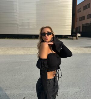 Sointu Borg Instagram - Kuvassa isoäidin kaulakoru, jota en oo raaskinu käyttää. Pelkään hukkaavani. Sit aloin miettiin, että turhaan sitä kaapissa säilöö. En oo taikauskonen, mutta uskon tän tuovan hyvää onnee. Tänään jännä ja merkitysellinen päivä. 

PS. Laturi törröttää laukusta, en osannu (tai no oikeestaan jaksanu) edata pois. Menemme tällä. Erinomaista tiistaita ihmiset. 🙏🏻