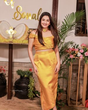 Sonal Monteiro Instagram - The Roce ceremony is a traditional Mangalorean Catholic pre-wedding ritual that involves anointing the bride and groom with a mixture of coconut milk and oil.

Roce of: @sonal_monteiro_official 
#tharunsonaltakeok