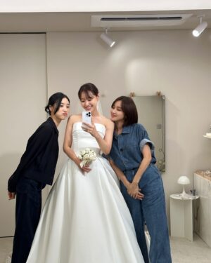 Song Ji-eun Instagram - 친구들과 함께 결혼 준비🤍
기억하고 싶은 순간들📷🐰💗