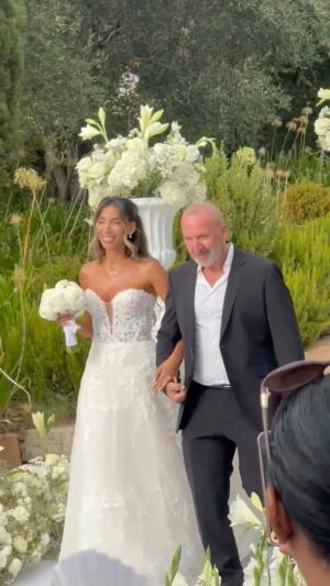 Sonia Tlve Instagram - Au bras de mon père 🥰🥰🥰 les violonistes sous l’air d’une de mes séries préférées je vous laisse deviner #love #wedding